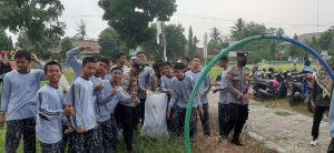 Aksi Peduli Lingkungan, Bhabinkamtibmas Polsek Raman Utara Bersama SMK N1 Raman Utara Bersihkan Sampah di Lapangan