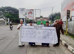 Sudah Ada Masjid, Tapi Pemerintah Bangun Masjid Lagi, Secara Berdekatan.