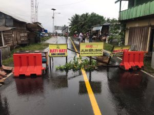 Jebolnya Jembatan Way Laay Pesibar Akibatkan Antrian Panjang Kendaraan