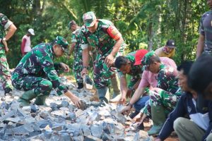 Dandim 0429/Lamtim Tinjau Lokasi Karya Bhakti Pembangunan Jalan Onderlagh