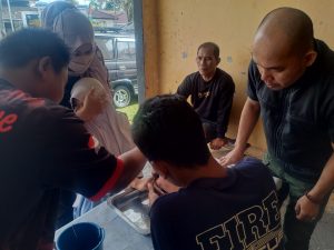 Damkar Balik Bukit bantu warga lepaskan cincin