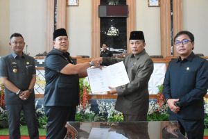 Paripurna DPRD Lamtim, Wakil Bupati Tanda Tangani Retribusi Persetujuan Bangunan Gedung dan Pemberdayaan Koperasi Usaha Mikro