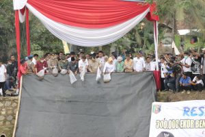 Gubernur Lampung Tebar Benih Ikan Baung di Sungai Bulok Pringsewu, Masyarakat Dilarang Setrum dan Racun Ikan