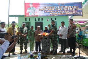 Pak Karju Sujud Syukur, Terima Kunci Bedah Rumah Dari Kodim 0429/Lamtim