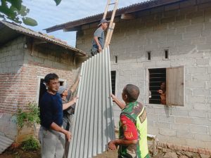 TNI Manunggal Rakyat, Babinsa Kodim 0429/Lamtim Bantu Warga Terdampak Angin Puting Beliung