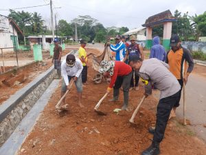 Wujud Polisi Penolong Masyarakat, Polsek Raman Utara Ikut Gotong Royong