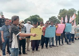 Masyarakat Dua Kampung Ancam Turunkan Masa Lebih Banyak