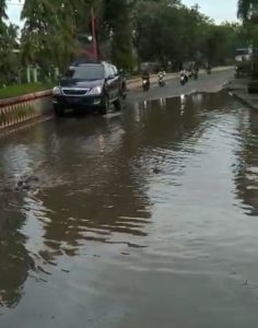 Warga Gunsak Menggala Keluhkan Jalan Yang Selalu Tergenang Air Saat Hujan