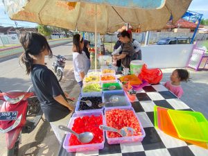 Cukup Bayar Rp 5.000. Bisa Puas Ambil Es Buah Prasmanan.