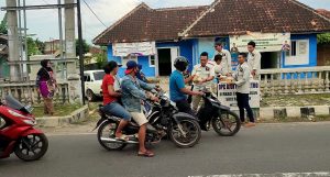 Jum’at Berkah, DPC AJOI Kota Metro, Berbagi Takjil ke Warga Metro