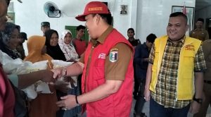 Ketua PMI Lamtim Azwar Hadi, Berikan Bantuan Kepada Korban Terdampak Angin Puting Beliung di Desa Kedaton ll