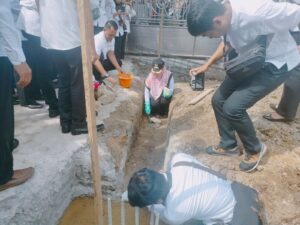 Dewi Handajani Berikan Bantuan Dan Meletakan Batu Pertama Dalam Pembangunan Menara Masjid Di Pekon Sinar Harapan Talang Padang..!!