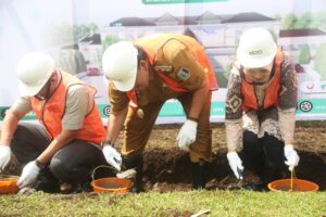 Wabup Azwar Hadi, Meletakkan Batu Pertama Pembangunan Dan Renovasi RS AKA Medika