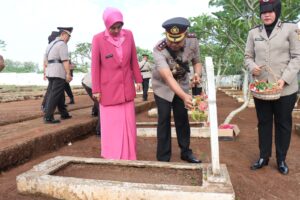 Sambut Hari Bhayangkara Ke-77, Polres Lamtim Melaksanakan Upacara Ziarah Tanda Penghormatan Kepada Pahlawan