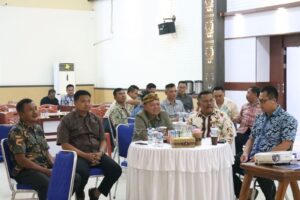 HUT Bhayangkara ke-77, Forkopimda Lamtim Nobar Pagelaran Wayang Kulit