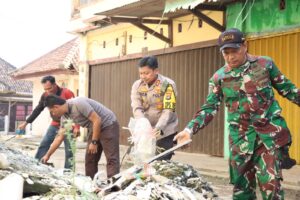 Peduli Lingkungan, Kapolres Lamtim Turun Langsung Bersihkan Pasar Sukadana