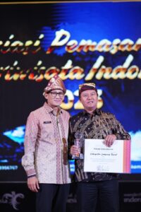 Pj Bupati Lampung Barat Drs.Nukman,M.M terima penghargaan Apresiasi Pemasaran Pariwisata Indonesia (APPI) tahun 2023 untuk kabupaten Lampung Barat.