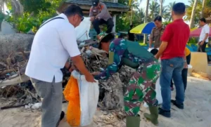 Dinas Pariwisata Bersama Polres Bersihkan Sampah Di Pantai Labuhan Jukung