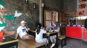 Purwianto Anggota DPRD Lampung Timur, Menyukai Makanan di Kedai Resto Shini