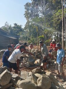 Masyarakat Pekon Sukajadi Bangun Talud TPU Secara Swadaya