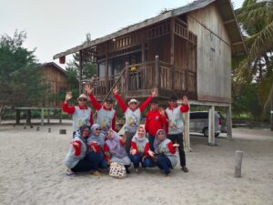 FAMILY GATHERING, PWRI Metro Bersama Keluarga Besar Kunjungi Pantai Alau -alau Lampung Selatan