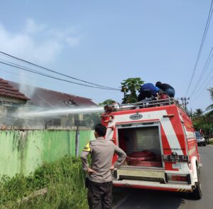 Polsek Pesisir Tengah Bersama BPBD Respon Cepat Kebakaran Di Gedung Pramuka