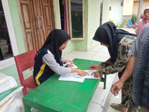 Kepala Pekon Suka Agung, Kecamatan Bulok, Sumadi Pantau Penyaluran Beras Dampak Elnino Untuk Warganya..!!