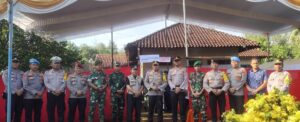 Pleno di PPK, Polres Lamtim Pertebal Pengamanan Dan Beri Sembako Untuk Petugas Pam