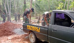 Satgas TMMD 119 Kodim 0411/KM dan Warga Cor Gorong-gorong Jalan di Kampung Gunung Haji