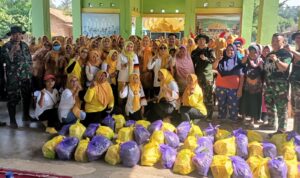 Jum’at Berkah, Satgas TMMD ke-119 Kodim 0411/KM Berbagi Bingkisan Dan Tanam Pohon