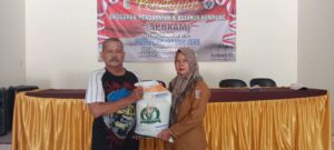 Kampung Mekar Jaya Distribusikan Bantuan Beras Bulog 10 KG