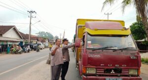 Momen Ramadhan, Bhabinkamtibmas Polsek Way Bungur Bersama Tim PKK Berbagi Takjil