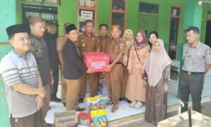 Paska Kebakaran, Bupati Dawam Serahkan Bantuan ke Pondok Pesantren Minhajuth Tullab