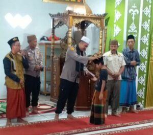 Ramadhan Penuh Berkah” Kapolsek Sekincau AKP.H Sahril Paison S.H,M.H., Giat Jumat Curhat Di Pekon Bakhu.