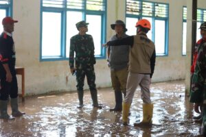 Nukman tinjau lokasi banjir di Bandar Negeri Suoh.