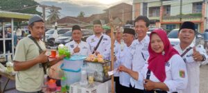 Ramadhan Berkah, DPC APDESI Pringsewu Bagikan Takjil Buka Puasa