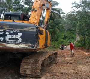 Pemkab Waykanan Kurang Perhatian Dengan Kondisi Jalan Pertanian Rusak, Warga Perbaiki Sendiri..!!