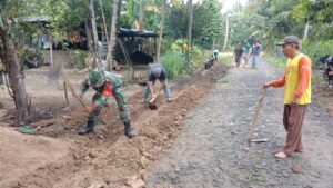 Antisipasi Luapan Air Musim Hujan, Babinsa Koramil 13/MK Gotong-royong Pembuatan Parit