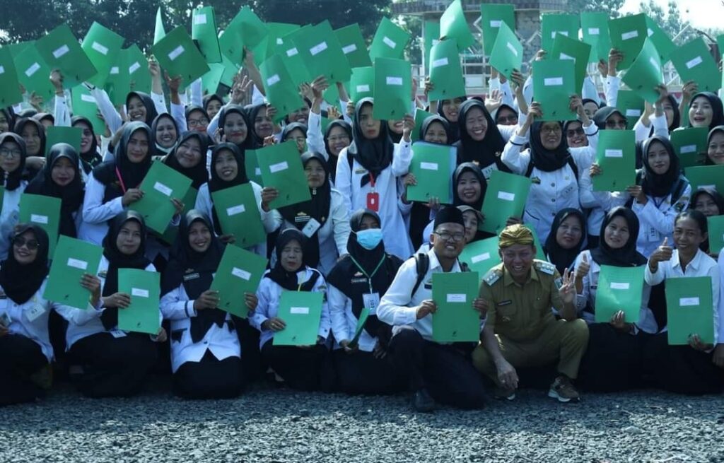 Foto,Bupati Dawam Rahardjo Serahkan 196 Petikan SK PPPK Guru Dan Tenaga Kesehatan