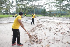 Polres Tulang Bawang Gelar Aksi Bersih-Bersih di Taman Makam Pahlawan, AKBP James Paparkan Tujuannya