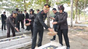 Sambut Hari Bhayangkara Ke-78 Tahun 2024, Polres Tulang Bawang Gelar Upacara Ziarah dan Tabur Bunga di TMP