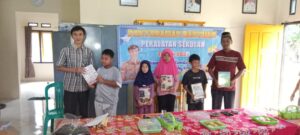 Pemerintahan Pekon Gunung Kemala Timur Memberikan Bantuan Peralatan Sekolah Anak