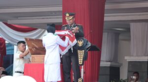 AKBP James Jadi Irup Penurunan Bendera Pada HUT Ke-79 Kemerdekaan RI, Masyarakat Berikan Standing Ovation