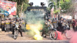 Polres Tulang Bawang Gelar Simulasi Pengamanan Pelantikan Anggota Legislatif Secara On The Spot