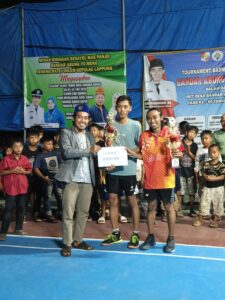 Kades Edi Purnomo Tutup Turnamen Badminton Bandar Abung Cup I dan Serahkan Piala Pemenang