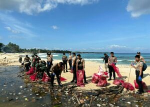 Polres Pesisir Barat Gelar Aksi Bersih-Bersih Pantai Wisata dalam Rangka World Cleanup Day 2024