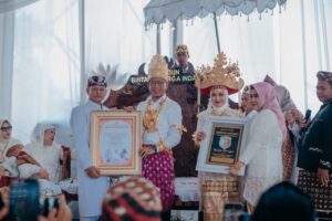 Rahmat Mirzani Djausal dan Istri Terima Gelar Adat Tertinggi dari Perwatin Megou Pak Lampung