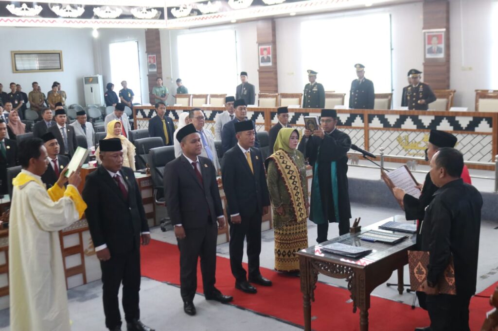 Foto, Pengambilan Sumpah Jabatan Anggota DPRD Lampung Timur Timur 