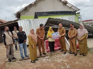 PJ Bupati Pringsewu Marindo Kurniawan Serahkan Bantuan Untuk Korban Angin Puting Beliung Sukoharjo