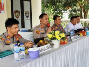 Kunker Ke Polsek, Kapolres Lampung Utara Tatap Muka dan Bagikan Bansos Kepada Masyarakat